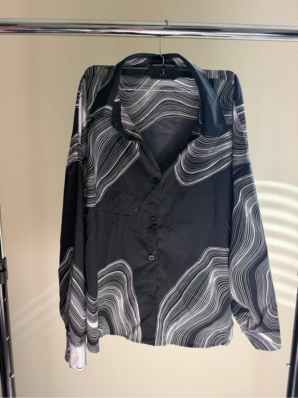 Men's Black Wave-Pattern Button-Up Shirt